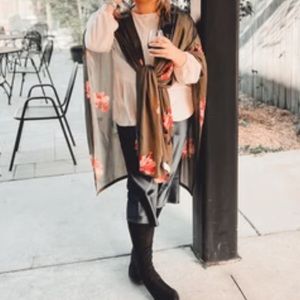 New LuLaRoe Savannah Kaftan Inspired FloralPrint Overlay Wrap‎ Size L/XL